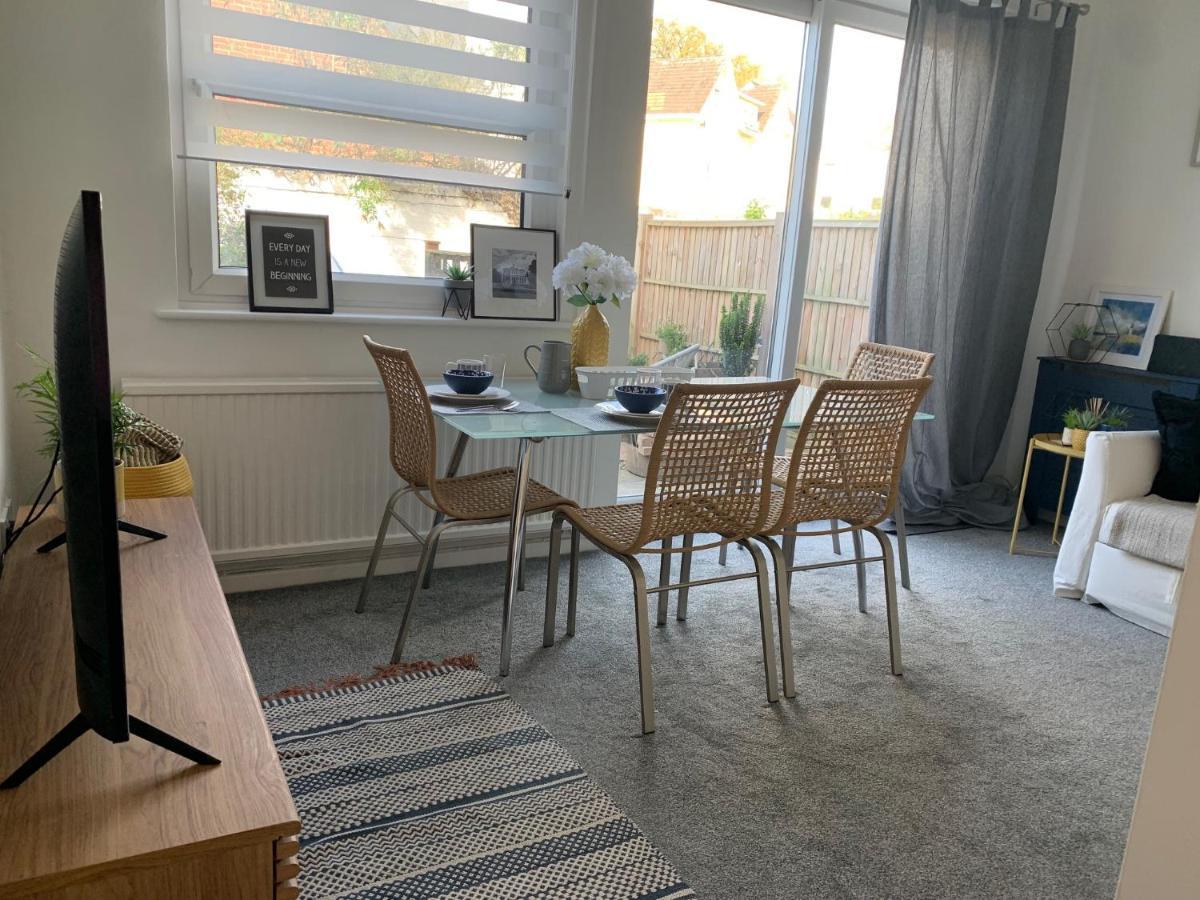 The Hideaway, Calm, Cozy, Dog Friendly Retreat Apartment Челтнъм Екстериор снимка